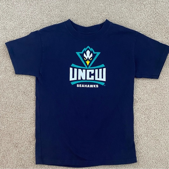 UNCW‎ Wilmington Seahawks Youth Small 6-7 NCAA University T-Shirt Navy Logo UNC - Picture 1 of 8